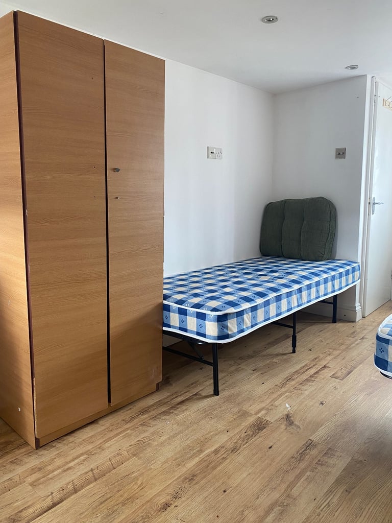 Roomshare available in 5 bedrooms house