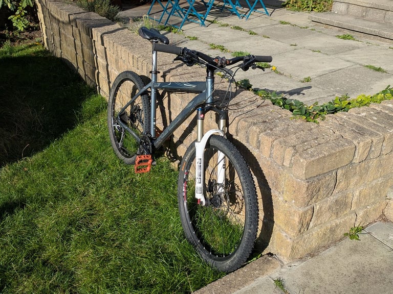 Specialized Rockhopper Pro Mountain Bike – 19" Frame