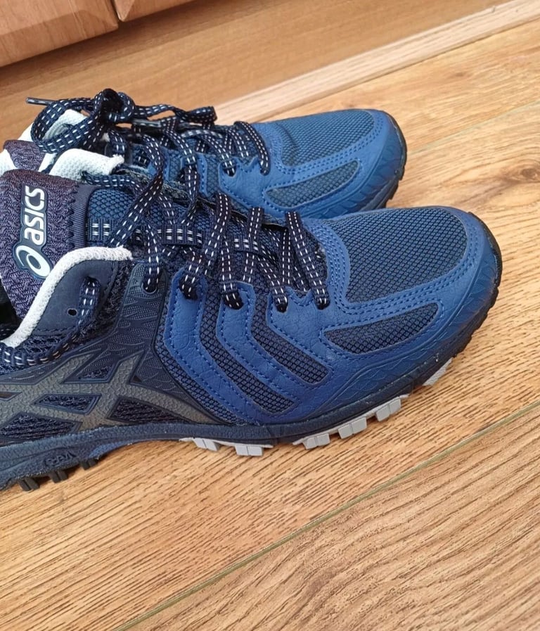 Boys/Mens Blue Asics Gel Attack Trainers Size 7