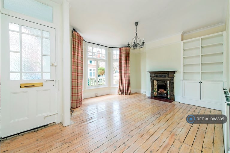 2 bedroom flat in Cowley Road, London, SW14 (2 bed) (#1088895)