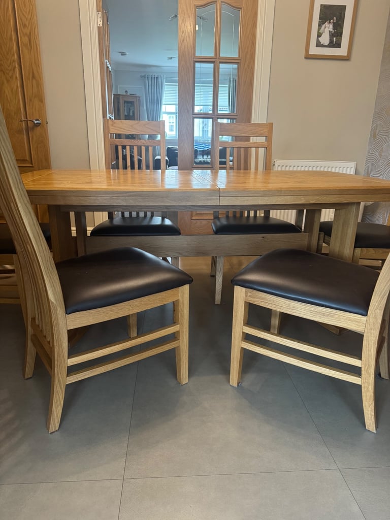 Extending Oak Dining Table with 8 matching chairs