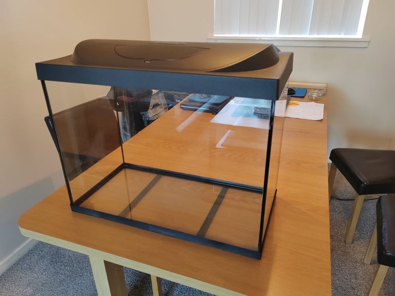 Aquarium Tetra 60x45x30 cm with original lighting.