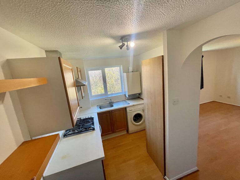 2 bed flat to rent -  Dehavilland Close, Northolt UB5