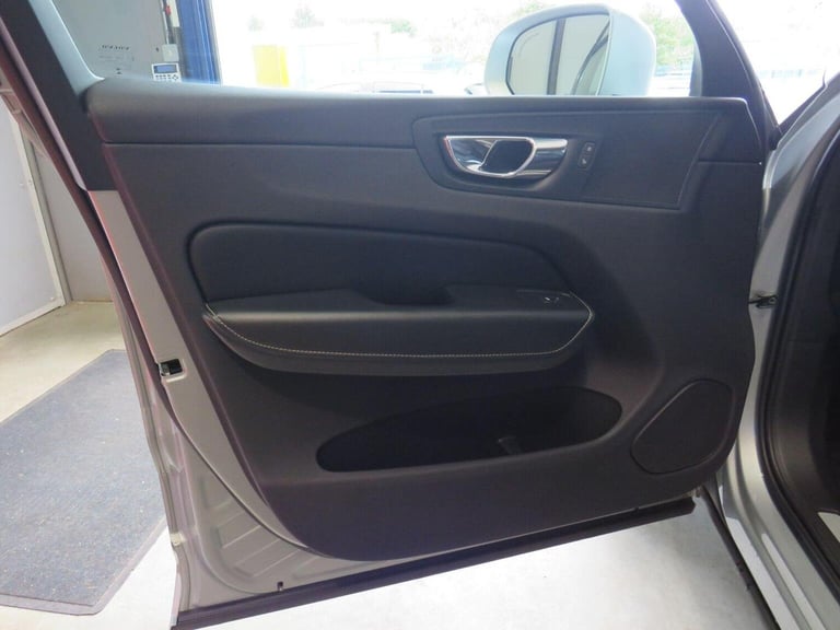 VOLVO XC60 2.0 D4 R-Design Auto AWD Euro 6 (s/s) 5dr Silver Auto Diesel 2018