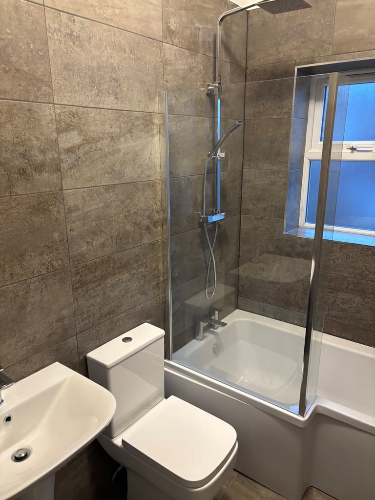 2 BED HOUSE TO RENT * GEE CROSS * £1050