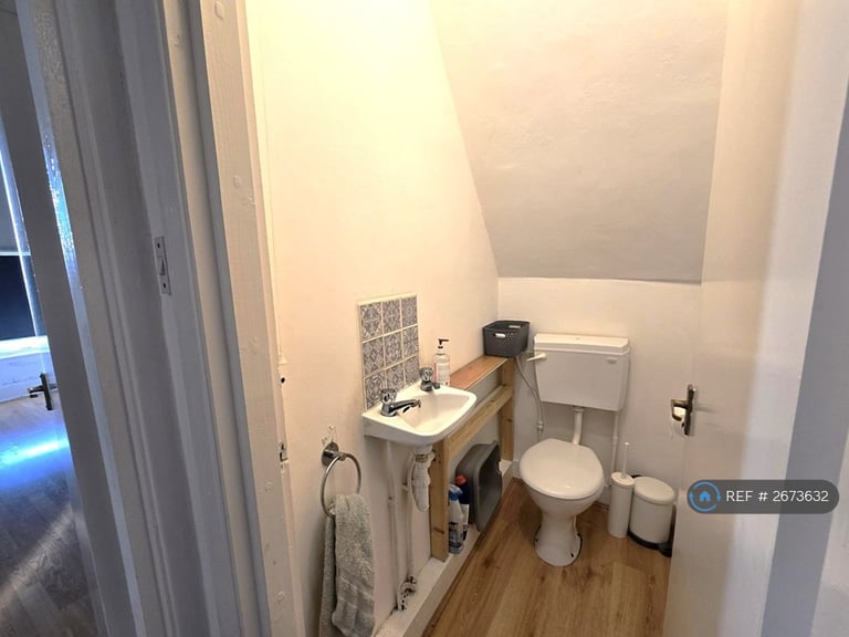 1 bedroom flat in Baldry Gardens, London, SW16 (1 bed) (#2673632)