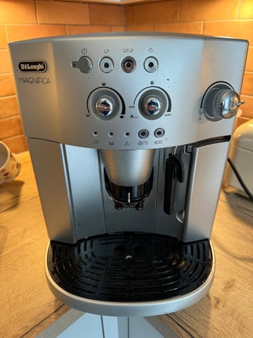 Delonghi Bean to Cup Coffee Machine | in Jordanhill, Glasgow | Gumtree