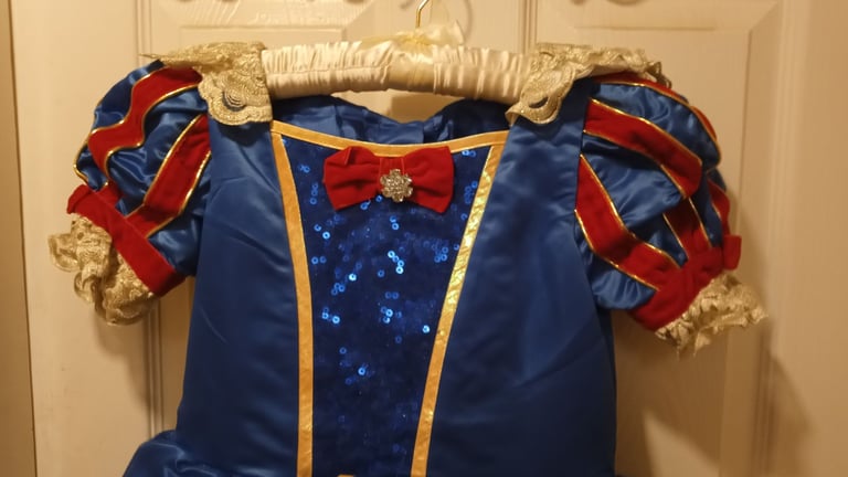 Deluxe snow white dress age 9 to 10 years old new £25
