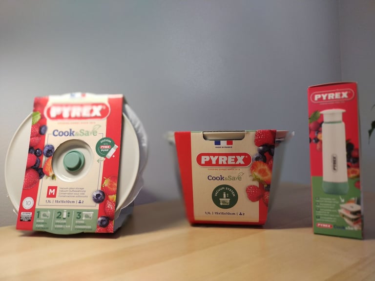 Pyrex Vacuum storage bowls with vacuum pump 