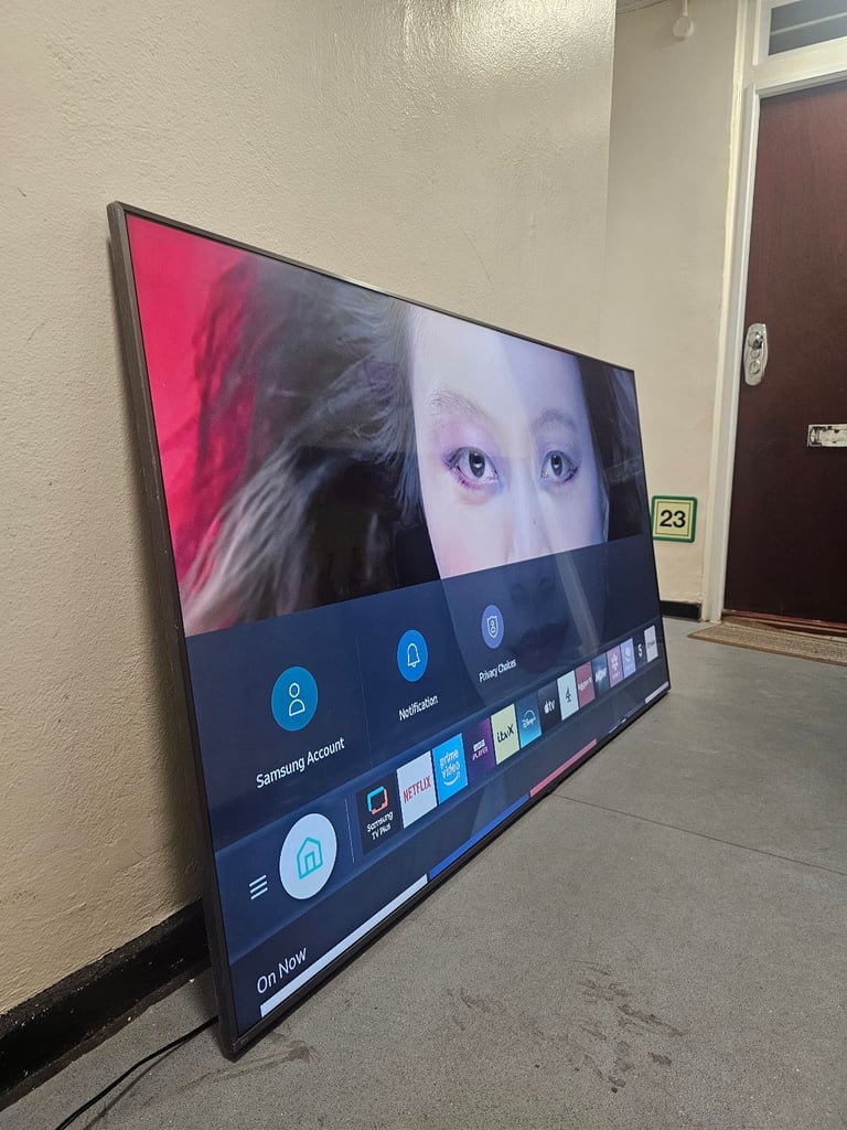 58" SAMSUNG QLED 4K ULTRA SMART TV WITH ORIGINAL STAND 