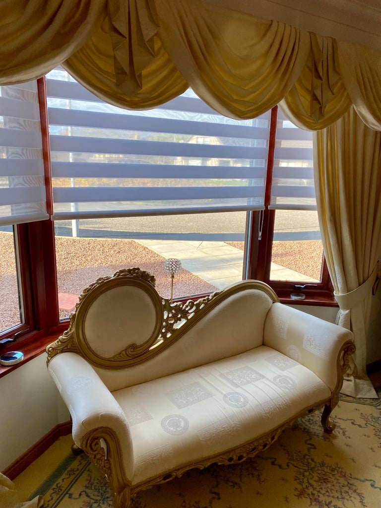 Blinds day and night white like new x 5