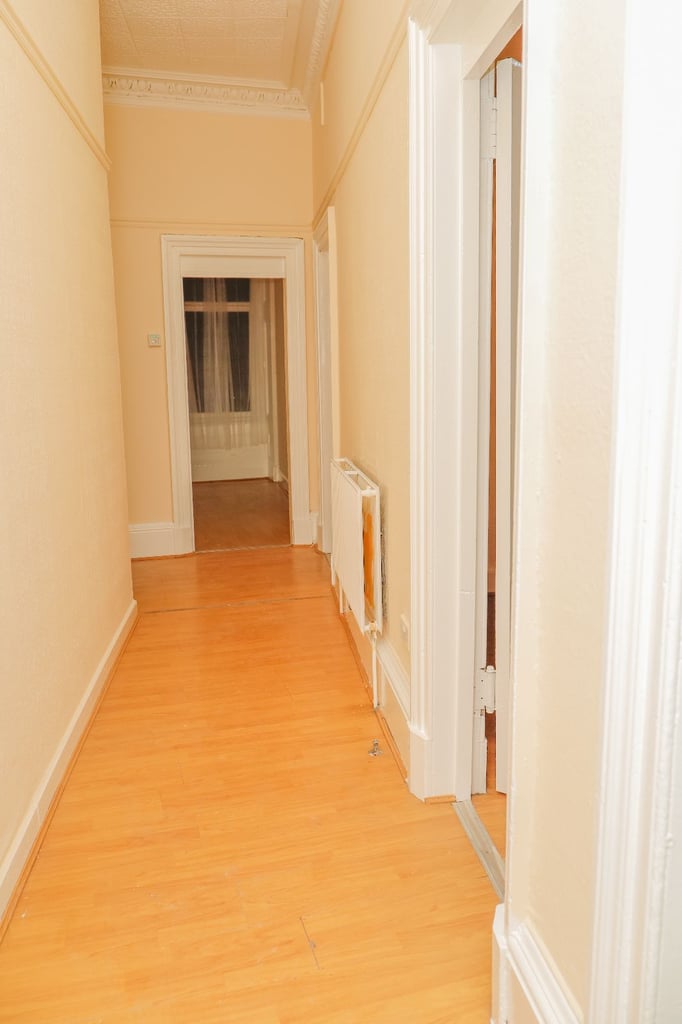 Newly Decorated 3-Bedroom Flat for Rent – Glasgow South Side