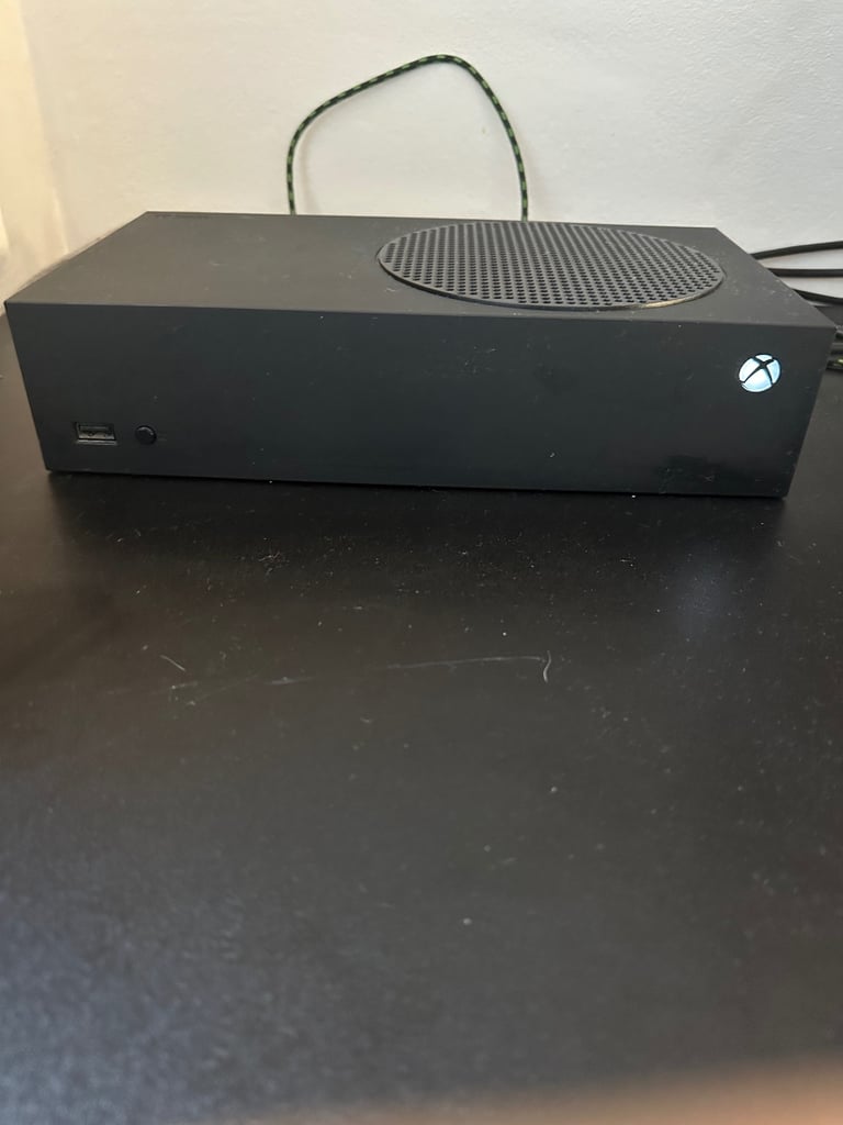 Full gaming set up. Xbox S 1tb, pad, headset, chair, monitor, table