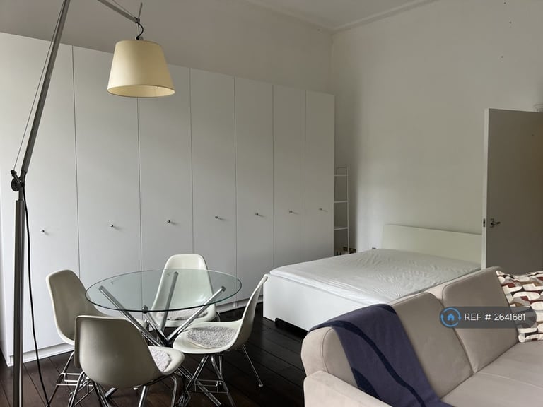 Studio flat in Oakley Square, London, NW1 (#2641681)