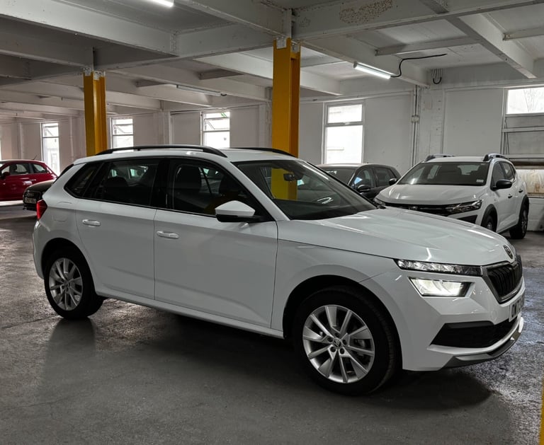 One Owner | Rear parking sensors| Apple Car play