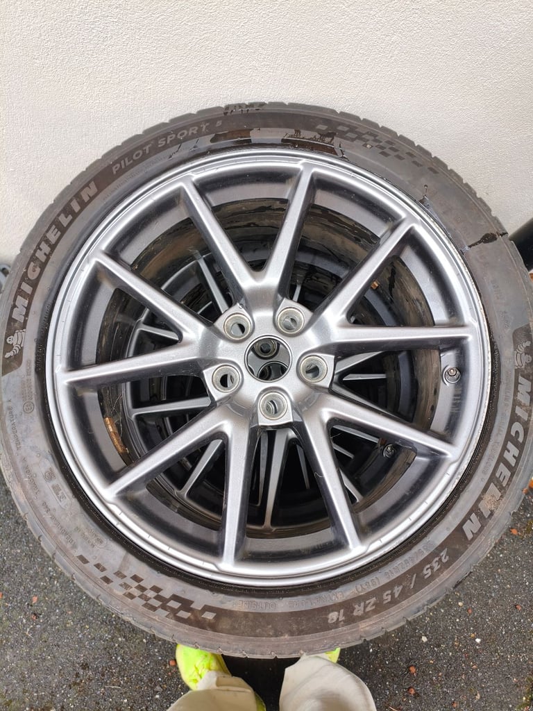 Tesla model 3 aero 18" Alloys with tyres 