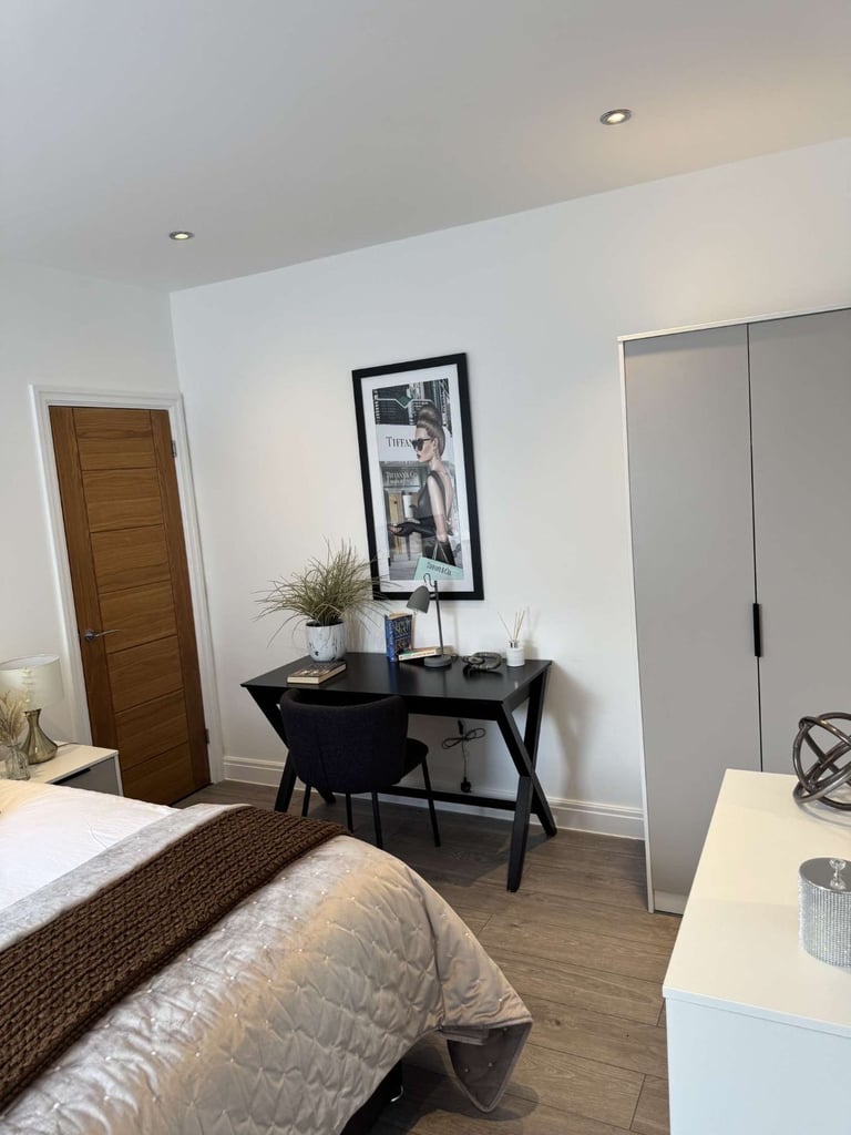 MODERN DOUBLE ROOM IN CHIGWELL - IG8 8NA FOR JUST £897pcm (AVAILABLE NOW+SOME BILLS INCLUDED)