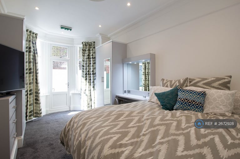 2 bedroom flat in Tooting Bec, London, SW17 (2 bed) (#2672928)