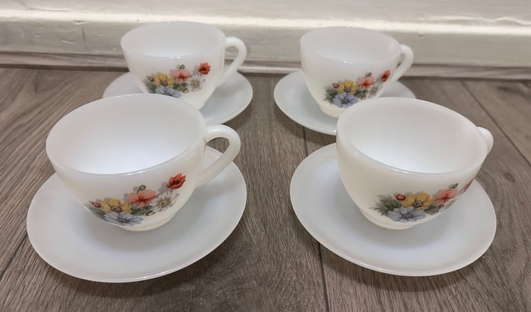 image for MUST GO - 4x vintage teacups with saucers