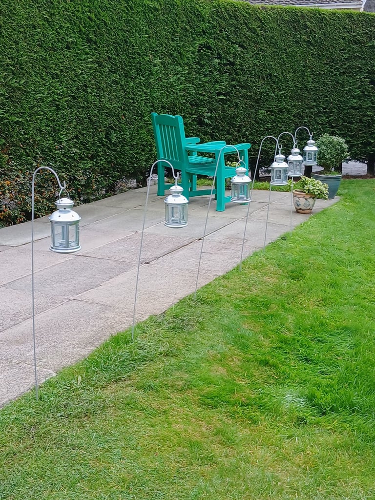 Six garden lanterns with six metal stakes