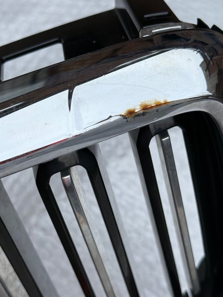 Volvo XC40 Front Inscription Grille 2017 Onwards Now P/N 31457347 & 31457344. 