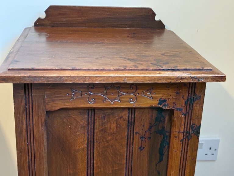 Hall / side / diningroom cupboard 