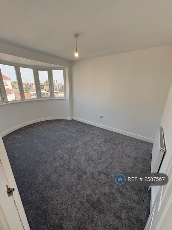 5 bedroom house in Wakemans Hill Avenue, London, NW9 (5 bed) (#2587567)