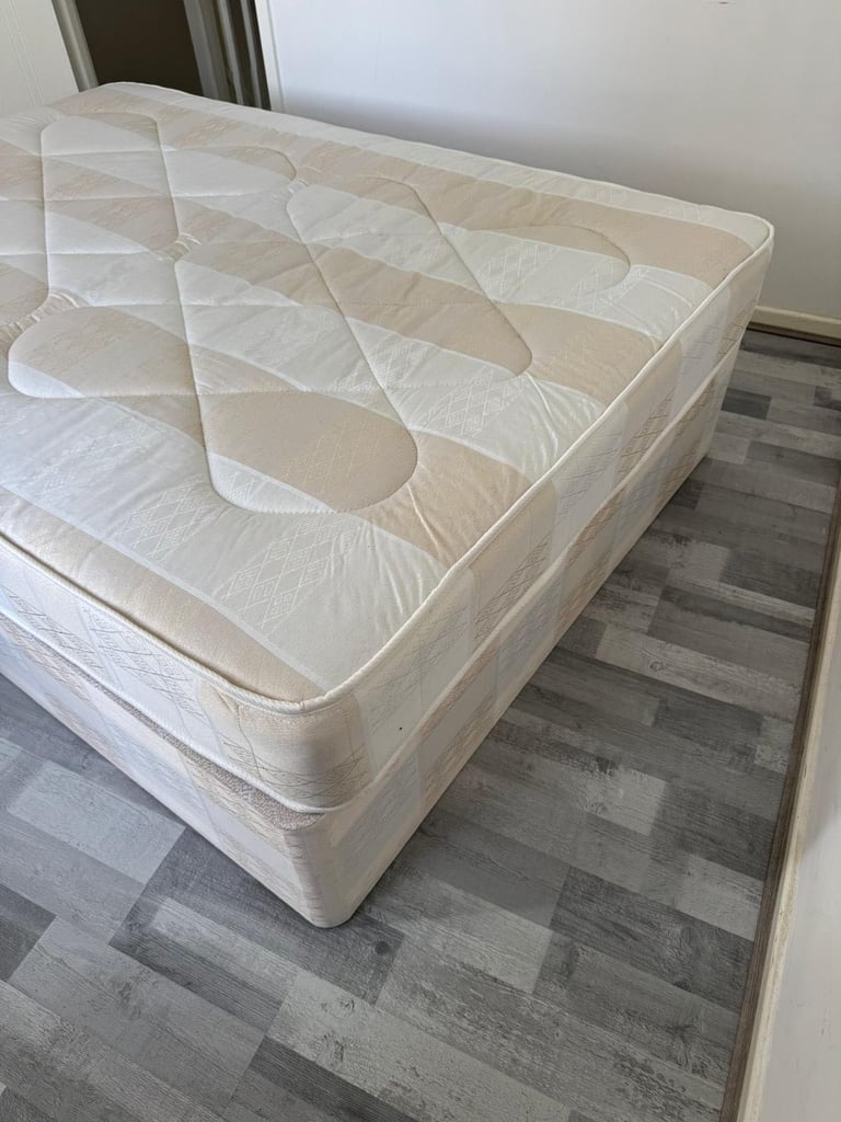 image for CAN DELIVER- SMALL DOUBLE DIVAN BED & MATTRESS EXCELLENT CONDITION 