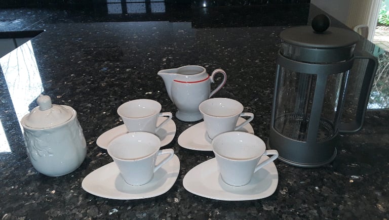 Coffee set of Cafettiere, cups and saucers, cream jug and sugar bowl.