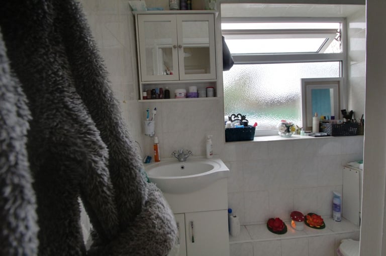 MODERN ONE BEDROOM, CLARE ROAD, CLOSE TO TUBE