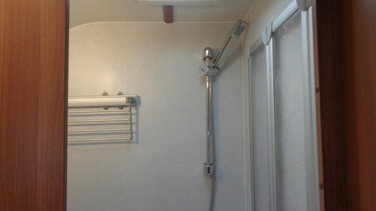 LMC 685 VIP Exquisit 5 BERTH,FIXED TRANSVERSE ISLAND BED CARAVAN 2019