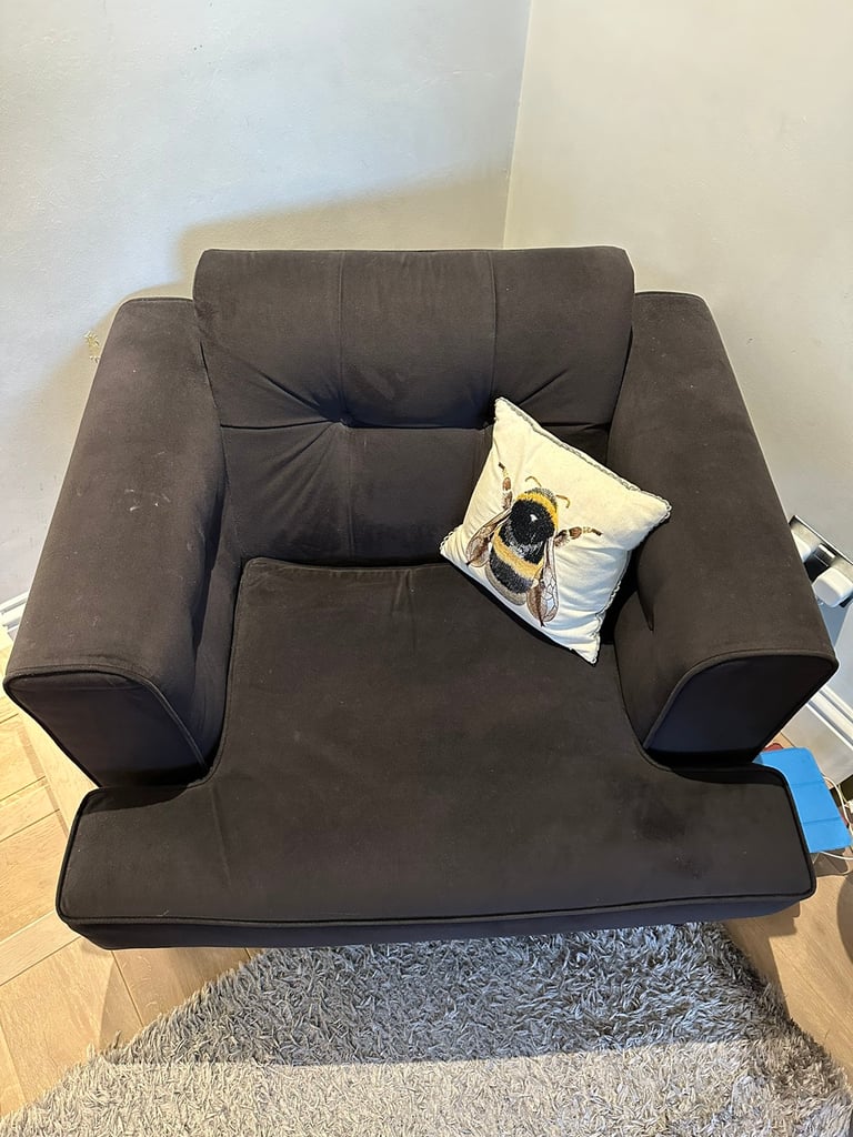 Single seat armchair 