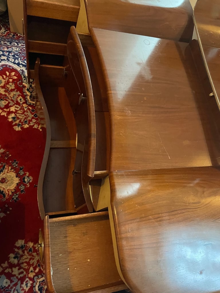 Dresser With Large Mirror 