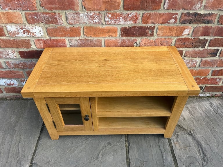 Solid Oak TV Stand - Excellent Condition 