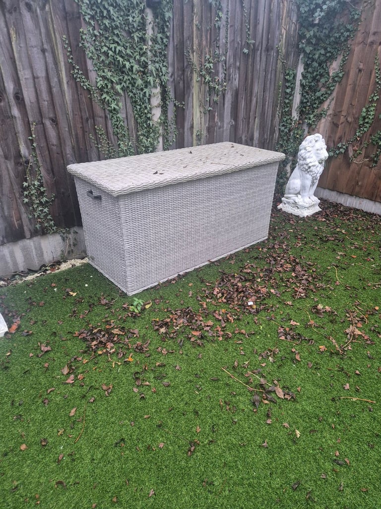 Large garden table & six chairs