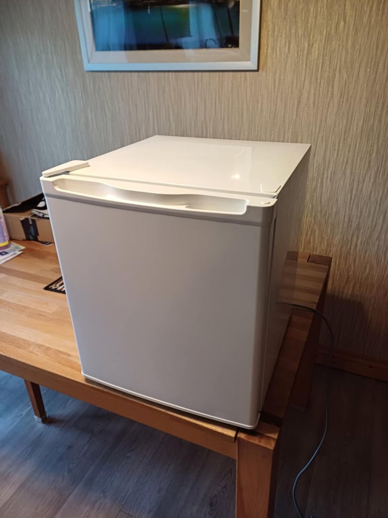 AS NEW CURRYS ESENTIALSCOUNTER TOP FREEZER