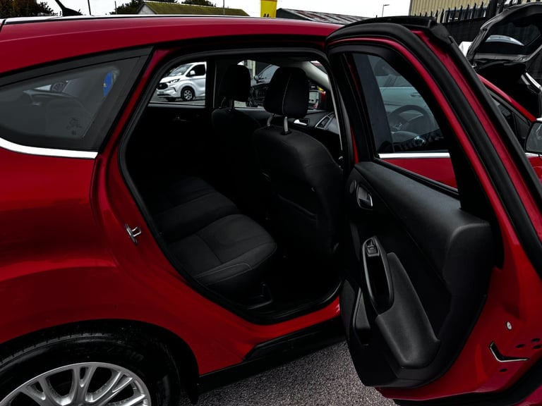 2011 Ford Focus 1.6 TDCi Titanium Euro 5 (s/s) 5dr HATCHBACK Diesel Manual