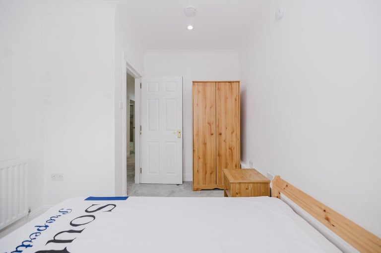 Stunning, 3 bedroom, HMO flat near Causewayside – with private parking – available NOW
