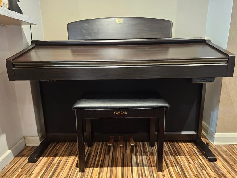 Yamaha Clavinova CVP-205 in Rosewood with Yamaha Bench