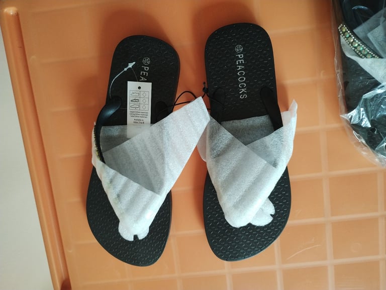 2 pairs of Peacock brand new women's slippers. Size 5-6