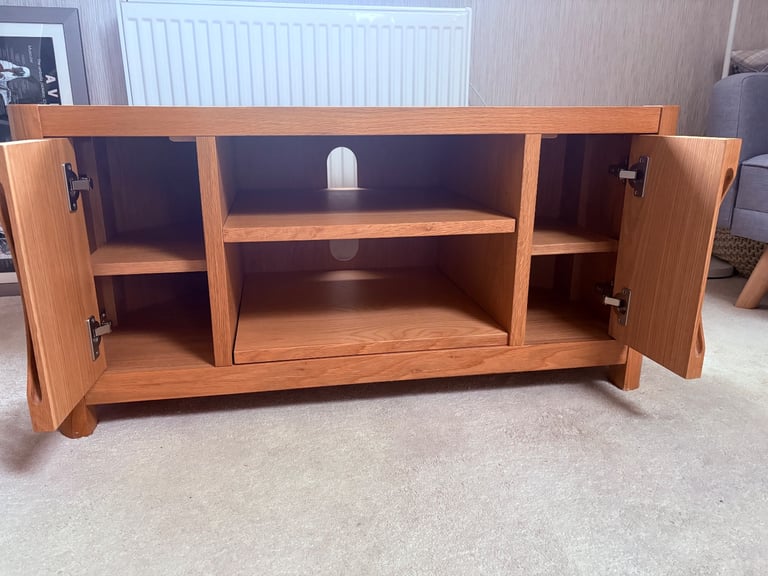 WINSOR Corner TV Stand – Solid Oak