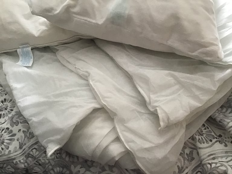 King Size quilt, 2 x feather pillows, quilt cover 2 x pillowcases + bed runner.