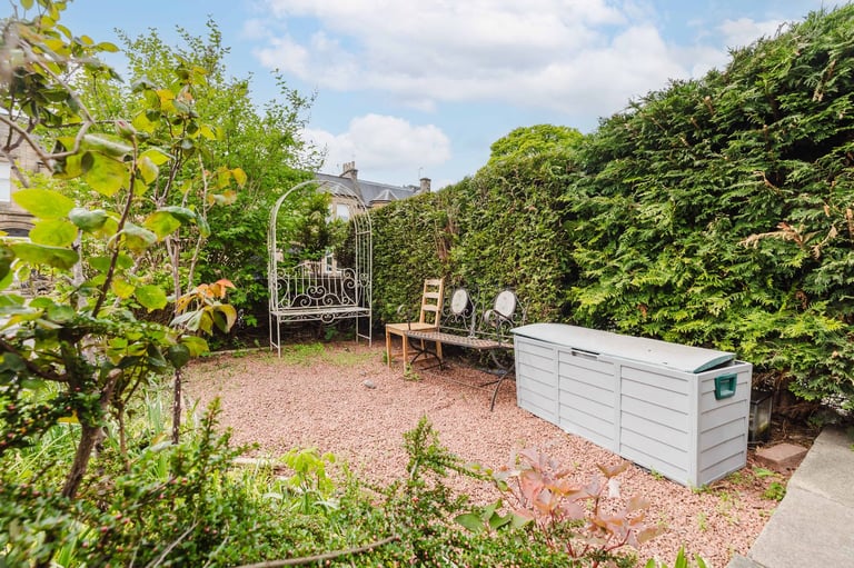  Bright and neutral, 2-bedroom, main door, furnished flat in Newington - available soon