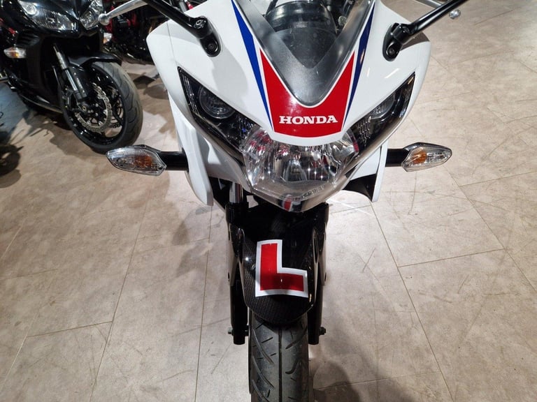 HONDA CBR 125 IN WHITE AND RED