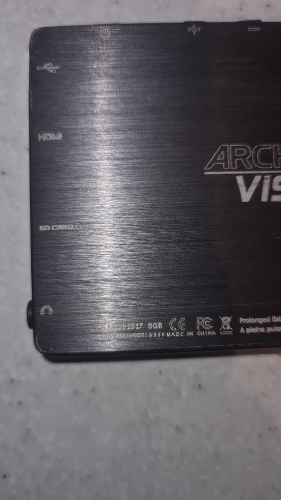 Archos Vision 3s retro 8gb mp3/ video player with usb charger/ data transfer cable