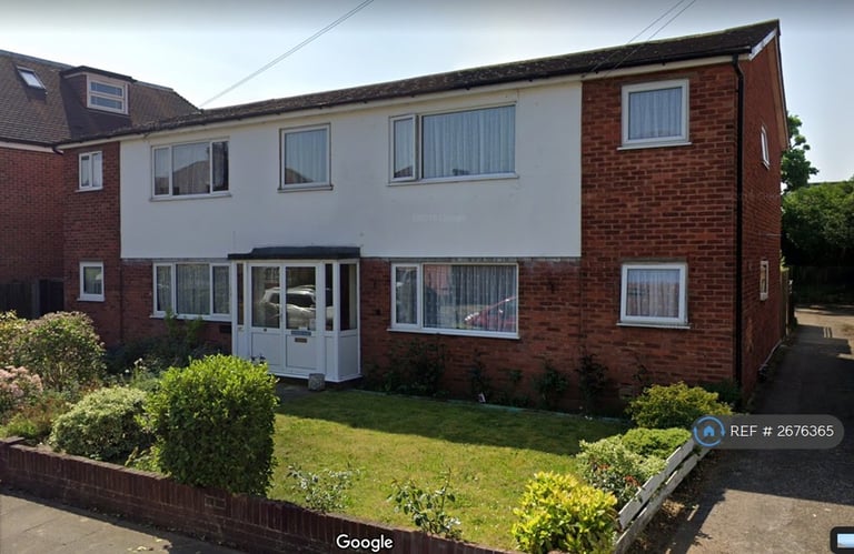 2 bedroom flat in Chaucer Road, Ashford, TW15 (2 bed) (#2676365)