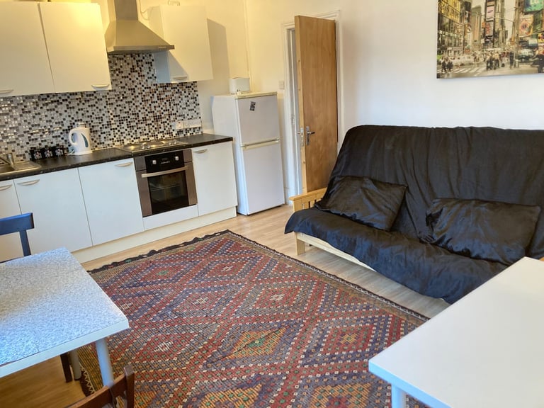 IncludesBillsNet In5BedFlat DRoom ToLet Share 2Shower KitchenDiningSitting VeryNearTubeBusShopsPark