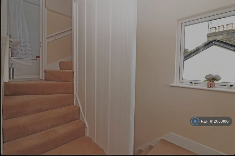 2 bedroom flat in Garlands Road, Redhill, RH1 (2 bed) (#2633186)