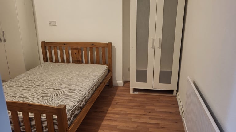 Double rooms available in modern clean flat. 10mins walk to Brixton Tube 