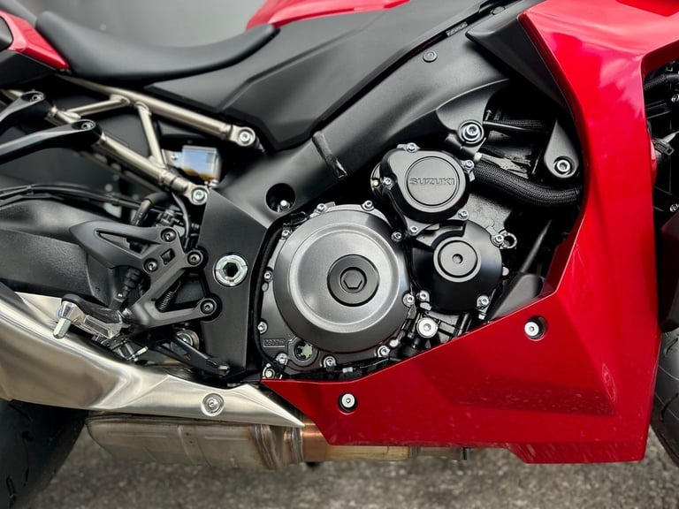 STUNNING ONE OWNER 2024/24 SUZUKI GSX-S 1000 GT+ MOTORCYCLE 